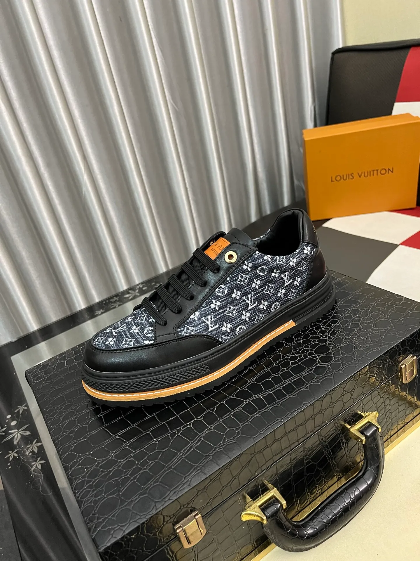 Men's Men's Shoes 💰420⌚️⌚️LV Louis Vuitton. The latest trendy casual shoes are popular in physical stores in sizes 38-44. New spring and summer comfortable imported custom original cowhide, unique jacquard fabric element design. Paired with sheepskin lining, Lv original base, [sun][sun] high-end packaging and high quality💪Details determine quality, you can enter and leave the counter at will, welcome to compare